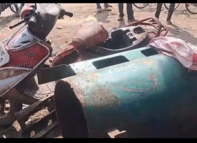 তারকেশ্বরে ভয়াবহ দুর্ঘটনা: এয়ার কমপ্রেশার ট্যাঙ্ক ফেটে ব্যবসায়ীর মর্মান্তিক মৃত্যু