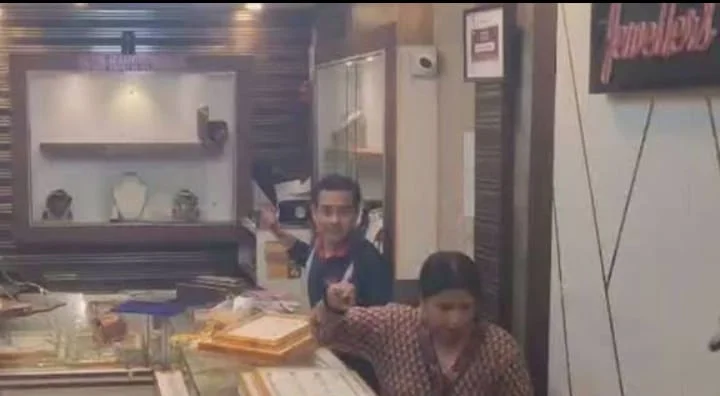 কীর্ণাহারে সোনার দোকানে দুর্ধর্ষ ডাকাতি: বন্দুক ঠেকিয়ে লুঠপাট, বোমা ফাটিয়ে চম্পট দিল দুষ্কৃতীরা কীর্ণাহারে সোনার দোকানে দুর্ধর্ষ ডাকাতি: বন্দুক ঠেকিয়ে লুঠপাট, বোমা ফাটিয়ে চম্পট দিল দুষ্কৃতীরা