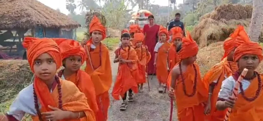 মন্মথপুরে স্বামী প্রণবানন্দজীর ১৩১তম আবির্ভাব দিবস পালন: ১৩১ জন ‘খুদে সন্ন্যাসী’র অভিনব শোভাযাত্রা