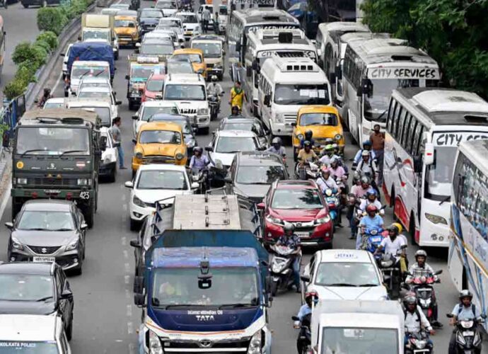 ১ এপ্রিল থেকে দেশে ২০% ইথানল মিশ্রিত পেট্রল বাধ্যতামূলক: আমদানি খরচ ও দূষণ কমাতে বড় পদক্ষেপ কেন্দ্রের