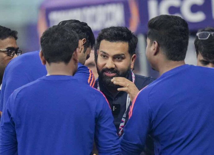 ডাগ-আউটে চেনা মেজাজে রোহিত: পাক ম্যাচের আগে সূর্য-ঈশানদের ‘পেপ টক’ দিলেন বিশ্বজয়ী প্রাক্তন অধিনায়ক