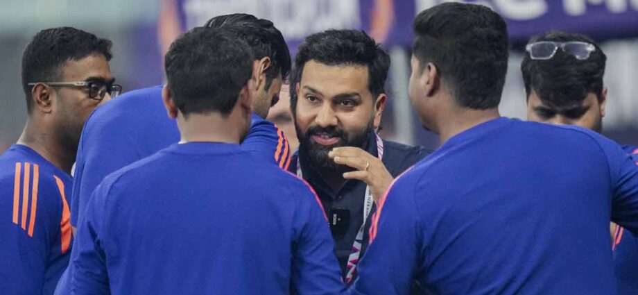 ডাগ-আউটে চেনা মেজাজে রোহিত: পাক ম্যাচের আগে সূর্য-ঈশানদের ‘পেপ টক’ দিলেন বিশ্বজয়ী প্রাক্তন অধিনায়ক ডাগ-আউটে চেনা মেজাজে রোহিত: পাক ম্যাচের আগে সূর্য-ঈশানদের ‘পেপ টক’ দিলেন বিশ্বজয়ী প্রাক্তন অধিনায়ক