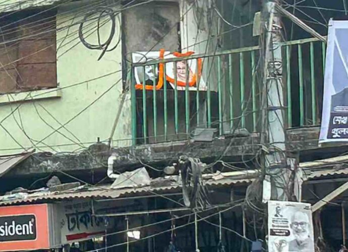 খুলনায় আওয়ামী লীগের কার্যালয়ে জাতীয় পতাকা উত্তোলন ও বঙ্গবন্ধু-হাসিনার ছবিতে মাল্যদান