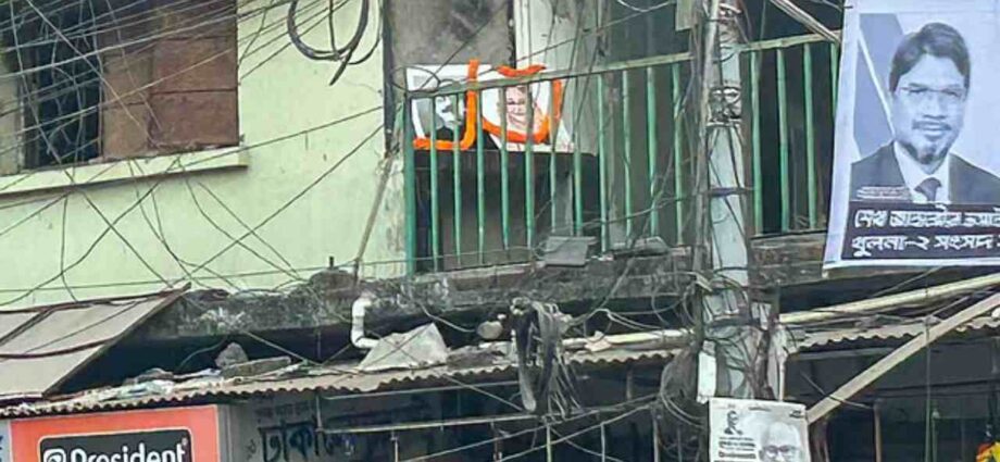 খুলনায় আওয়ামী লীগের কার্যালয়ে জাতীয় পতাকা উত্তোলন ও বঙ্গবন্ধু-হাসিনার ছবিতে মাল্যদান