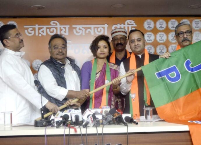 রাজনৈতিক মতাদর্শের ভিন্নতা গোস্বামী পরিবারে: পদ্ম শিবিরে যোগ দিলেন বাম নেতা ক্ষিতি গোস্বামীর কন্যা কস্তুরী