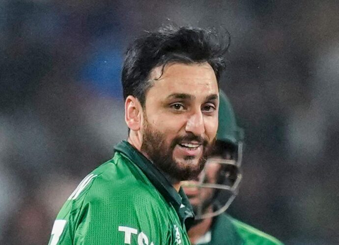 নামিবিয়াকে উড়িয়ে শেষ আটে পাকিস্তান