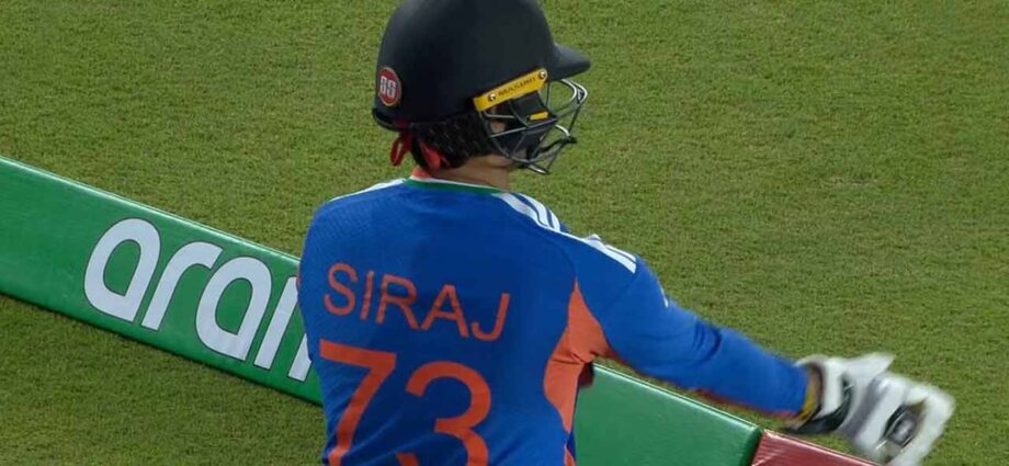 রহস্যময় জার্সি বদল: অর্শদীপ থেকে সিরাজ