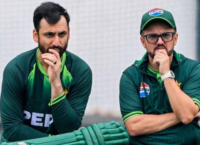 ডাগআউটে কোচ-অধিনায়ক সংঘাত