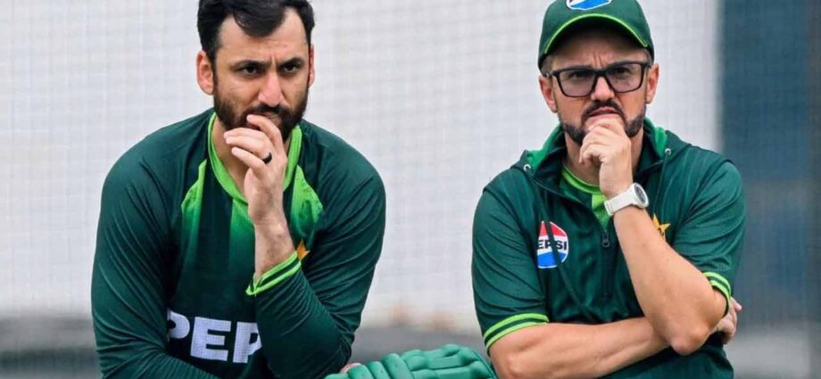 ডাগআউটে কোচ-অধিনায়ক সংঘাত