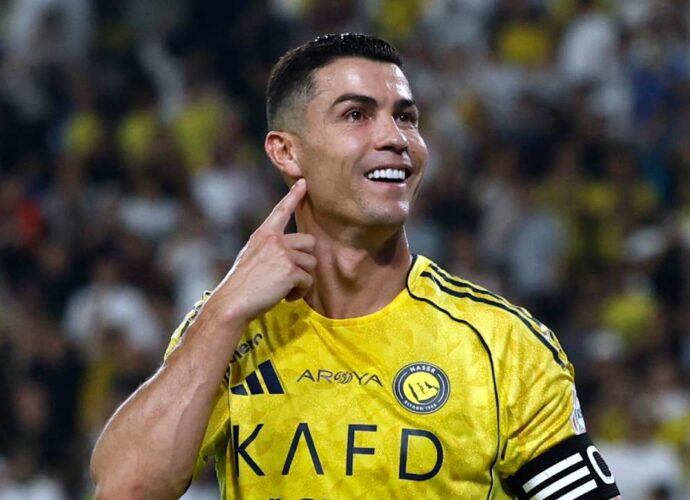 আল নাসের ছাড়ার জল্পনায় জল ঢাললেন রোনাল্ডো; জোব্বা গায়ে দিয়ে জানালেন, ‘আমি সৌদিরই’