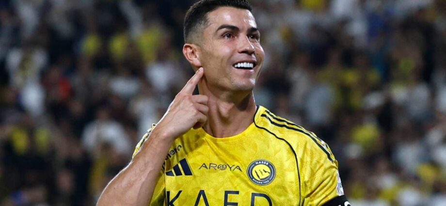 আল নাসের ছাড়ার জল্পনায় জল ঢাললেন রোনাল্ডো; জোব্বা গায়ে দিয়ে জানালেন, ‘আমি সৌদিরই’