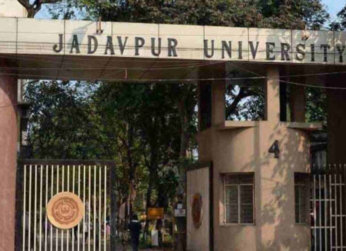 রণক্ষেত্র যাদবপুর: ছাত্র সংঘর্ষে ফাটল ছাত্রের কানের পর্দা, কড়া বিধিনিষেধ জারি কর্তৃপক্ষের