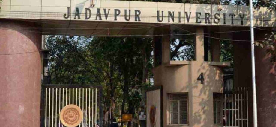 রণক্ষেত্র যাদবপুর: ছাত্র সংঘর্ষে ফাটল ছাত্রের কানের পর্দা, কড়া বিধিনিষেধ জারি কর্তৃপক্ষের