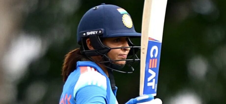 অস্ট্রেলিয়ার কাছে হার দিয়ে ওয়ানডে সিরিজ শুরু ভারতের; হারের চেয়েও বড় উদ্বেগ হরমনপ্রীতের চোট