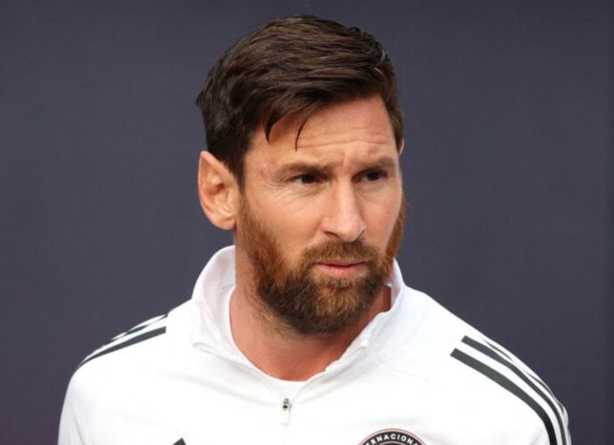 ইংরেজি না শেখার জন্য আক্ষেপ লিয়োনেল মেসির: ‘নির্বোধের মতো সময় নষ্ট করেছি’