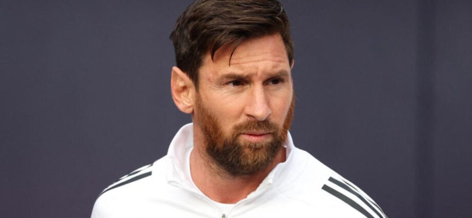 ইংরেজি না শেখার জন্য আক্ষেপ লিয়োনেল মেসির: ‘নির্বোধের মতো সময় নষ্ট করেছি’