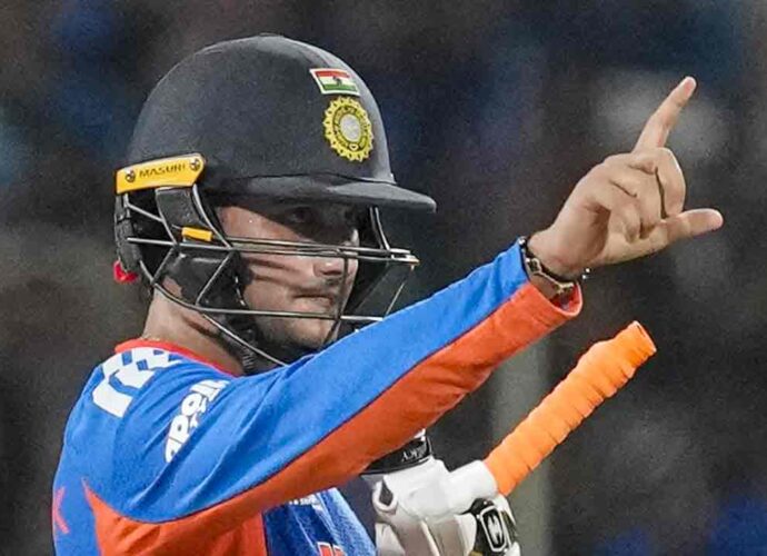 জিম্বাবোয়েকে উড়িয়ে সেমিফাইনালের দৌড়ে ভারত, রেকর্ড ভাঙা রানের পাহাড়ে সূর্যবাহিনী