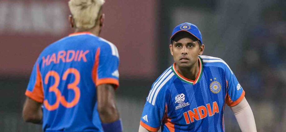 সেমিফাইনালের লক্ষ্যে ‘ইডেন ফাইনাল’: জিতলেও বোলারদের পারফরম্যান্সে অখুশি অধিনায়ক সূর্য