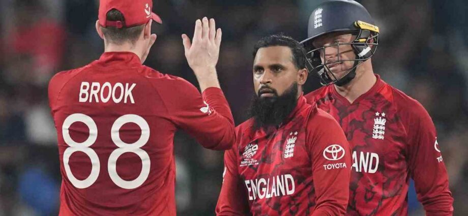 গ্লেন ফিলিপ্সের এক ওভারে ২২ রান: কিউয়িদের হারিয়ে পাকিস্তানের সেমিফাইনালের আশা বাঁচিয়ে রাখল ইংল্যান্ড