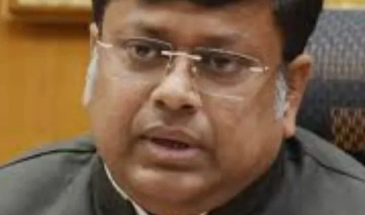 ‘শিক্ষামন্ত্রী মুখ খুললেই দুর্গন্ধ বেরোবে’