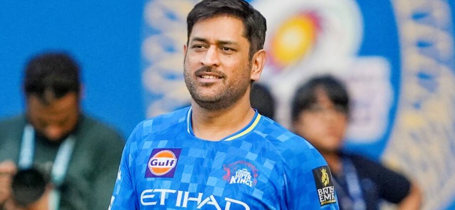 আইপিএলে ধোনির ভবিষ্যৎ: ডিভিলিয়ার্সের ‘শর্ত’ এবং বুমরাহকে সেরার মর্যাদা