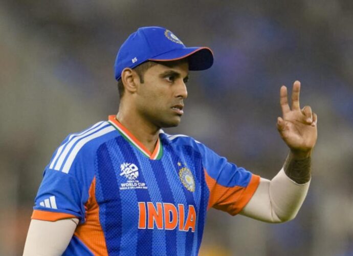 সেমিফাইনালে জয়ের নেপথ্যে দিলীপের ‘মাস্টারক্লাস’: ফিল্ডিং কোচকে বিশেষ কৃতিত্ব দিলেন অধিনায়ক সূর্য