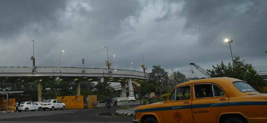 বসন্তের দাপটে অকাল বৃষ্টির ভ্রুকুটি: রবিবার থেকেই কলকাতা-সহ দক্ষিণবঙ্গে ঝড়বৃষ্টির পূর্বাভাস
