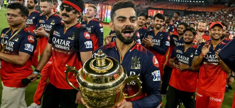 চিন্নাস্বামীতে আইপিএলের বোধন: সূচি ঘোষণা হলেও কোহলিদের ঘরের মাঠে ফেরা কি বিশ বাঁও জলে? চিন্নাস্বামীতে আইপিএলের বোধন: সূচি ঘোষণা হলেও কোহলিদের ঘরের মাঠে ফেরা কি বিশ বাঁও জলে?