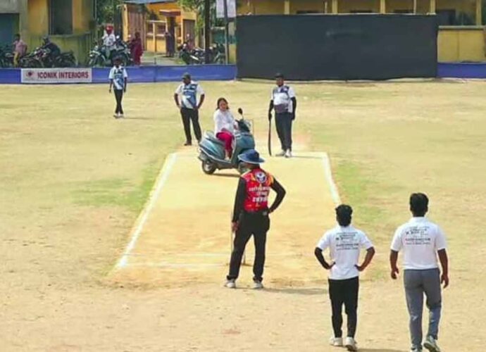 দুর্গাপুরে রণক্ষেত্র ক্রিকেট মাঠ: পিচে স্কুটার নিয়ে মহিলার অনুপ্রবেশ, ইটবৃষ্টি ও হাতাহাতিতে জখম পুলিশ