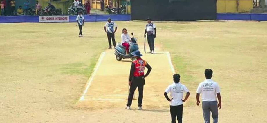 দুর্গাপুরে রণক্ষেত্র ক্রিকেট মাঠ: পিচে স্কুটার নিয়ে মহিলার অনুপ্রবেশ, ইটবৃষ্টি ও হাতাহাতিতে জখম পুলিশ