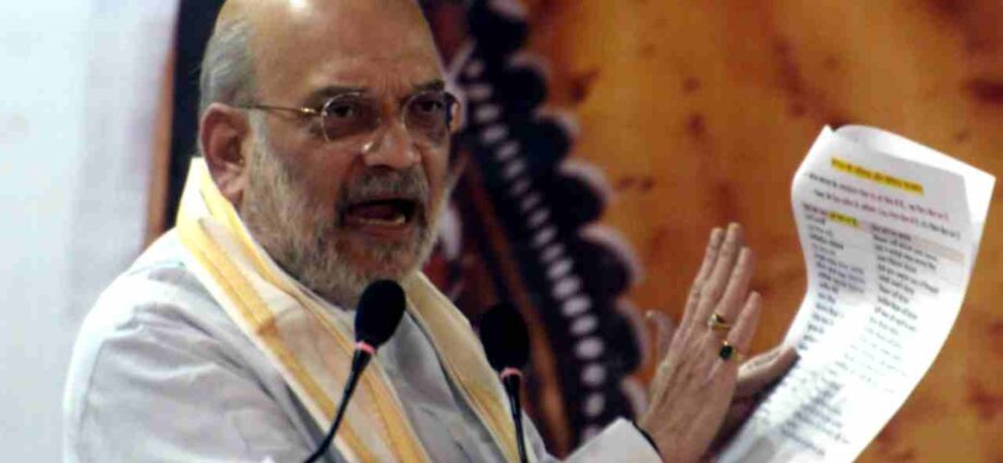 পরিবর্তনের লক্ষ্য ‘সোনার বাংলা’: রায়দিঘির সভা থেকে গুচ্ছ প্রতিশ্রুতির ‘সঙ্কল্পপত্র’ পেশ অমিত শাহের