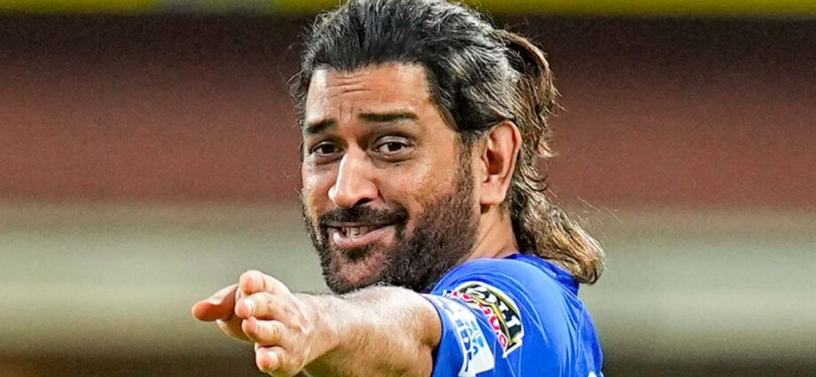 ২২ গজে ফুরফুরে মেজাজে ‘থালা’: আইপিএল প্রস্তুতিতে নেচে উঠলেন মহেন্দ্র সিংহ ধোনি