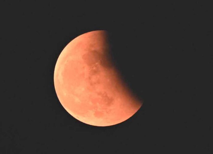 মহাজাগতিক দৃশ্যের সাক্ষী ভারত: পূর্ণিমার আকাশে দেখা গেল দুর্লভ ‘রক্তচাঁদ’