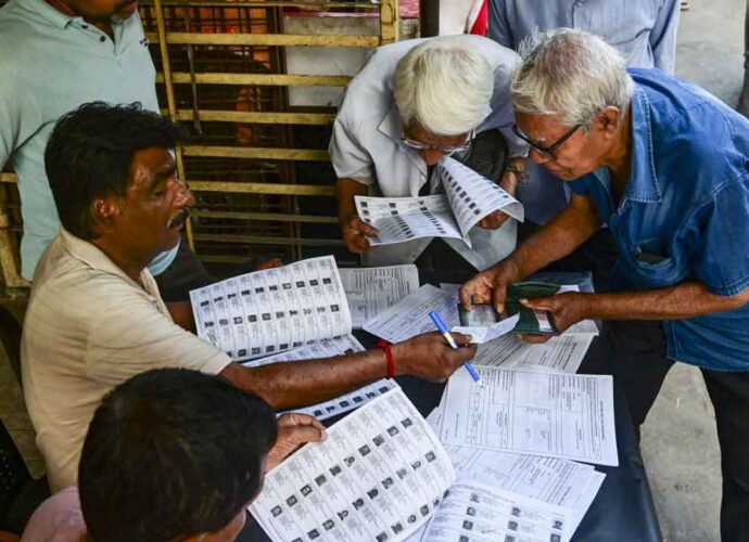 ভোটার তালিকা সংশোধন: ৬০ লক্ষ ভোটারের তথ্য যাচাইয়ে বিচারকদের তৎপরতা, শীর্ষে মালদহ ও মুর্শিদাবাদ