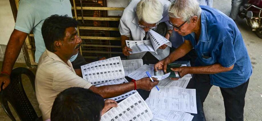 ভোটার তালিকা সংশোধন: ৬০ লক্ষ ভোটারের তথ্য যাচাইয়ে বিচারকদের তৎপরতা, শীর্ষে মালদহ ও মুর্শিদাবাদ