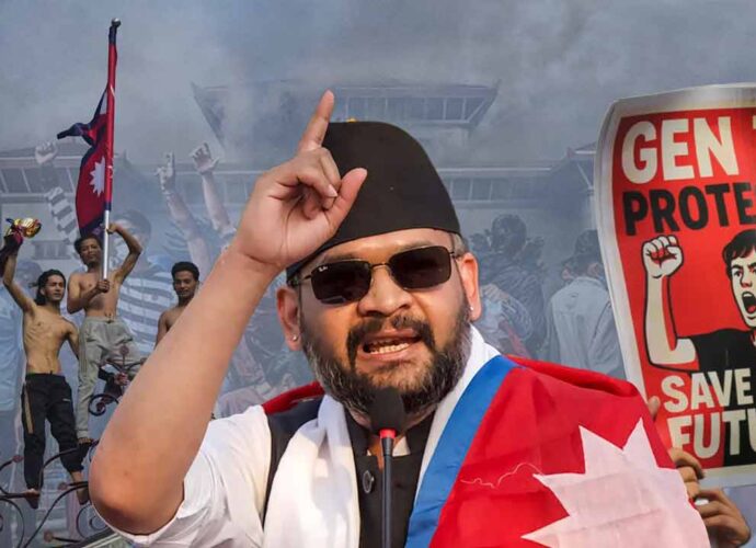 নেপালে ‘জেন জ়ি’ বিপ্লব: ওলি-প্রচণ্ডদের হারিয়ে মসনদে র‍্যাপার বলেন্দ্র শাহ