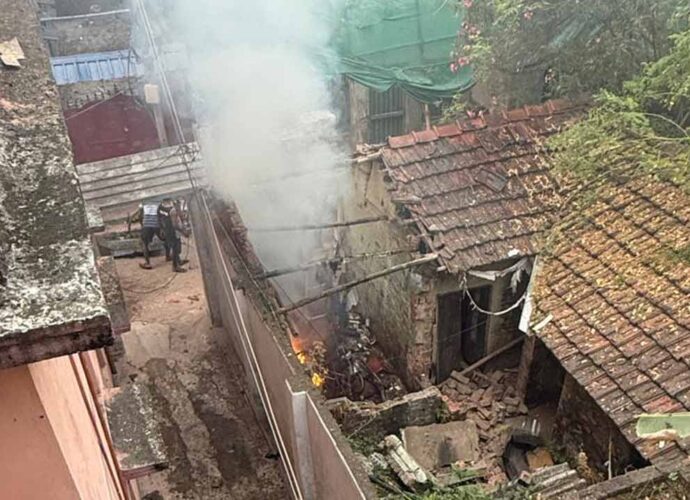 পাইকপাড়ায় ক্লাবের ভেতরে ভয়াবহ বিস্ফোরণ: উদ্ধার সজীব বোমা, নেপথ্যে কি প্রোমোটিং বিবাদ?