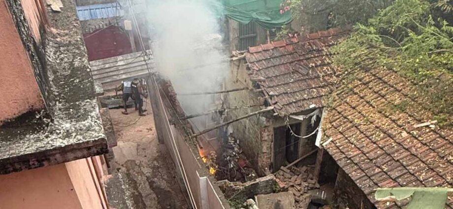 পাইকপাড়ায় ক্লাবের ভেতরে ভয়াবহ বিস্ফোরণ: উদ্ধার সজীব বোমা, নেপথ্যে কি প্রোমোটিং বিবাদ?