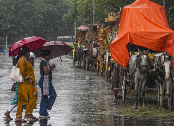 বসন্তের দুপুরে ভিজল তিলোত্তমা: আগামী কয়েক দিন উত্তর ও দক্ষিণবঙ্গে বৃষ্টির পূর্বাভাস