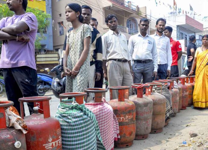 যুদ্ধকালীন পরিস্থিতিতে জ্বালানি নিরাপত্তা: এলপিজি উৎপাদন বৃদ্ধি ও কালোবাজারি রুখতে কঠোর কেন্দ্র