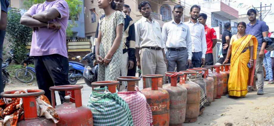 যুদ্ধকালীন পরিস্থিতিতে জ্বালানি নিরাপত্তা: এলপিজি উৎপাদন বৃদ্ধি ও কালোবাজারি রুখতে কঠোর কেন্দ্র