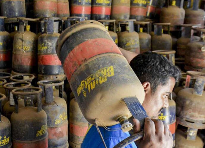 কলকাতায় রান্নার গ্যাসে ফের বড় ধাক্কা: একধাক্কায় ২১৮ টাকা বাড়ল বাণিজ্যিক সিলিন্ডারের দাম