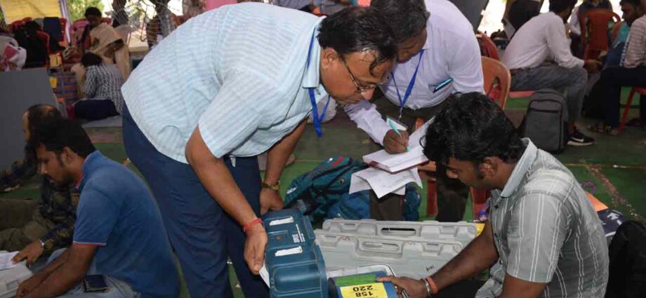 বিধানসভা নির্বাচনের প্রস্তুতিতে বড় পদক্ষেপ: রাজ্যের ২৯৪ আসনে রিটার্নিং অফিসার নিয়োগ করল কমিশন