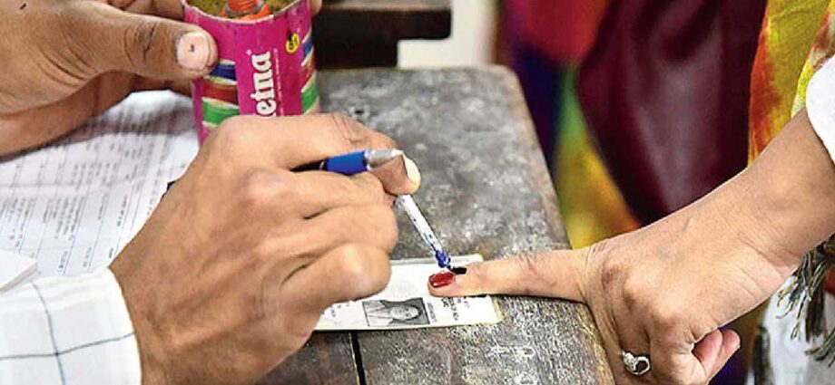 রাজ্যে প্রশাসনিক রদবদলে নির্বাচন কমিশনের বড় পদক্ষেপ: একযোগে অপসারিত ৭৩ রিটার্নিং অফিসার