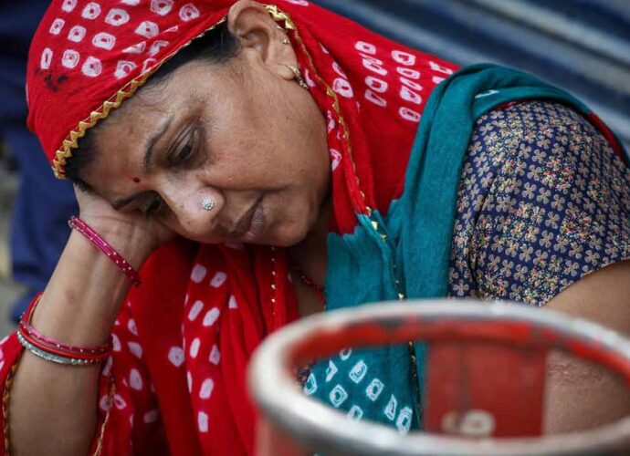 এলপিজি সংকট: রাজ্যে প্রশাসনের ম্যারাথন তল্লাশি, হেঁশেলে নাভিশ্বাস তুলে তুঙ্গে রাজনৈতিক তরজা