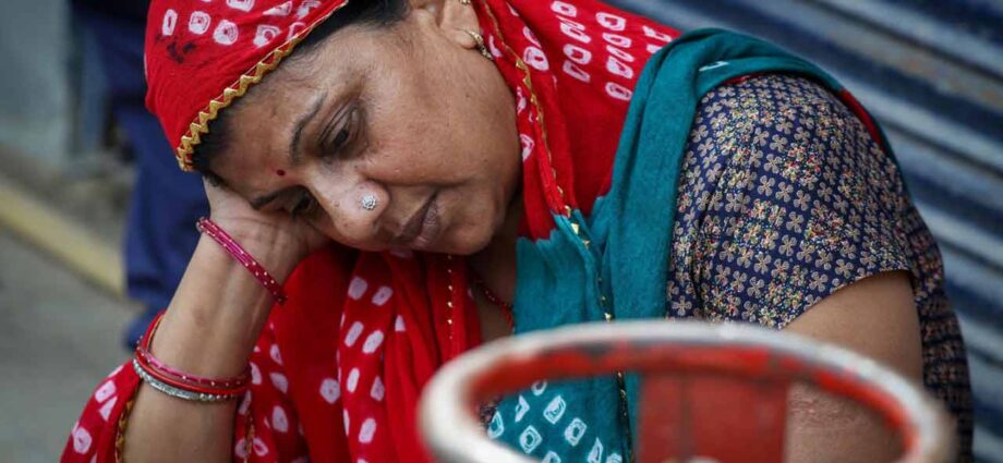 এলপিজি সংকট: রাজ্যে প্রশাসনের ম্যারাথন তল্লাশি, হেঁশেলে নাভিশ্বাস তুলে তুঙ্গে রাজনৈতিক তরজা এলপিজি সংকট: রাজ্যে প্রশাসনের ম্যারাথন তল্লাশি, হেঁশেলে নাভিশ্বাস তুলে তুঙ্গে রাজনৈতিক তরজা