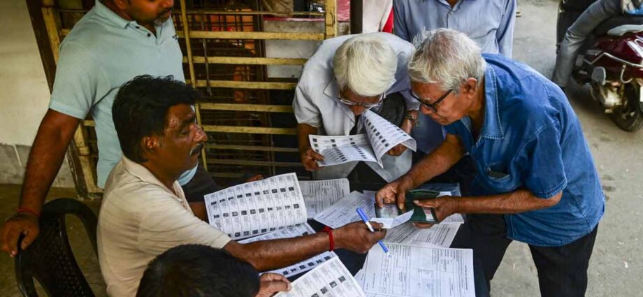 অতিরিক্ত ভোটার তালিকা প্রকাশের পথে কমিশন: বিচারকদের নিরাপত্তা জোরদারের নির্দেশ, নজর শুক্রবারের দিকে
