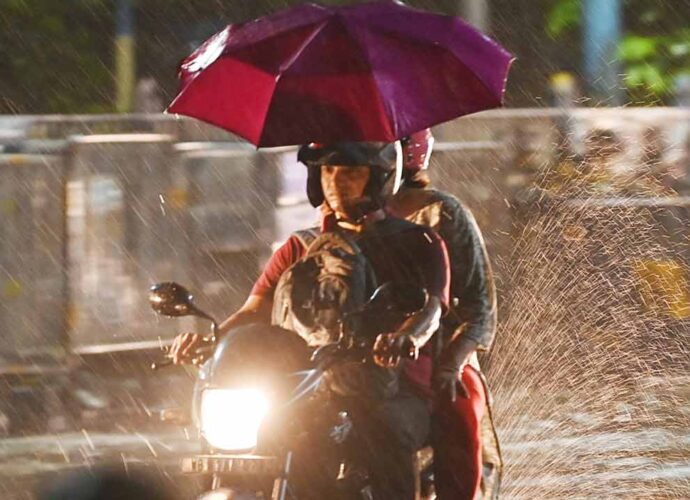 রাতভর ভিজবে শহর: আগামী ৩ ঘণ্টায় কলকাতায় বজ্রবিদ্যুৎ-সহ ঝোড়ো বৃষ্টির পূর্বাভাস