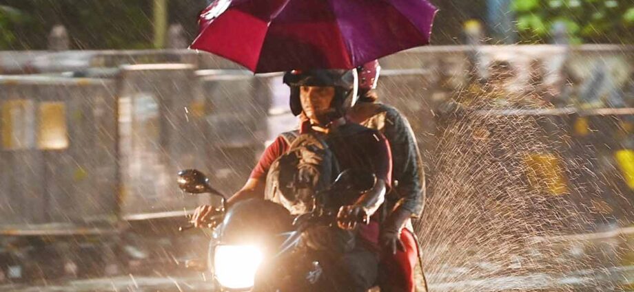 রাতভর ভিজবে শহর: আগামী ৩ ঘণ্টায় কলকাতায় বজ্রবিদ্যুৎ-সহ ঝোড়ো বৃষ্টির পূর্বাভাস