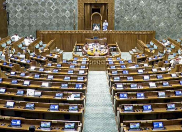 লোকসভা থেকে সাসপেন্ড হওয়া ৮ বিরোধী সাংসদের শাস্তি প্রত্যাহার হতে পারে আজ